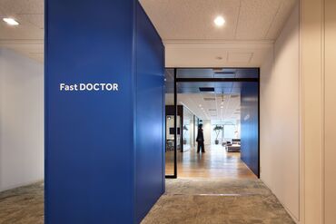 少数精鋭のチームで動くので、
分からないことをスグに聞くことのできる安心の環境◎