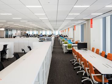 白を基調とした清潔感のあるオフィスです。