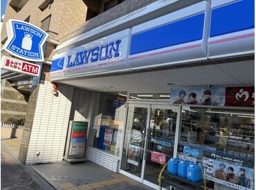 ローソン 札幌麻生五丁目店 麻生駅からすぐで通勤ラクラク♪
シフトの相談も柔軟だから予定に合わせて働きやすい★