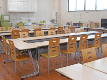 工場はできたばかりです！ランチルームもキレイなので、休憩中もリラックスできますよ♪
