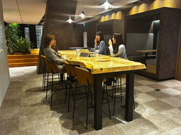 コーヒー休憩や軽い打ち合わせに使えるフリーテーブルがあります★