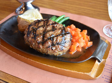 おいしいまかないが無料!
ハンバーグやカレー、オムライスなど、日によってメニューが変わるまかないが無料★