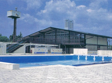 学生さん～主婦(夫)さんまで幅広く歓迎★"
プール勤務が初めての方も安心してご応募ください◎