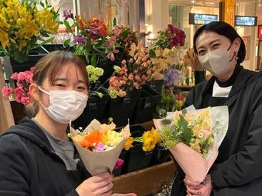 サトウ花店　大丸梅田店 未経験の方も大歓迎！
駅直結でアクセス抜群♪
お花を通じてお客様を笑顔にできる、
やりがいのあるお仕事です◎
