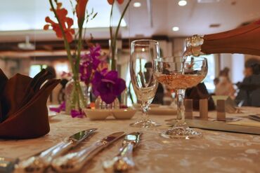 紹介元：GOLD-TEC　SERVICE　（紹介先：品川プリンスホテル） この春！新しいことを始めたい方も歓迎☆
料理や飲み物を運ぶことからお任せします♪
丁寧な指導があるので安心してくださいね◎