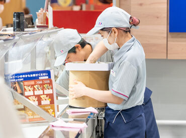 サーティワンアイスクリーム　イオン小郡店 はじめは元気に
「いらっしゃいませ！」が言えればOK。
たくさんの仲間と一緒に協力しながら
ニコニコ笑顔でお仕事しましょう！