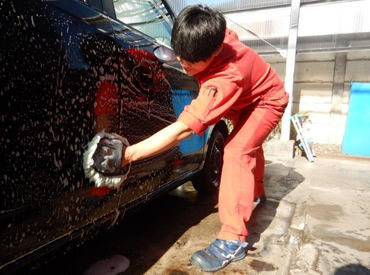 ▼基本は車両の洗車メインなので、
お掃除やキレイにするのが好きなら◎
現在働くスタッフさんも、”初心者スタート”ばかり!