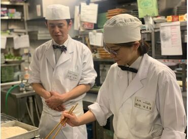 お昼の時間に働ける主婦(夫)さんや夜の時間にキッチンで働ける方大歓迎！
簡単な仕込みや盛付など未経験のかたでも大丈夫です◎