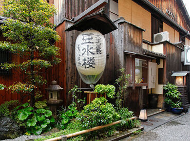 ＼京都ならでは…／
鴨川の納涼床で風情を感じられる
落ち着いた雰囲気のお店です♪