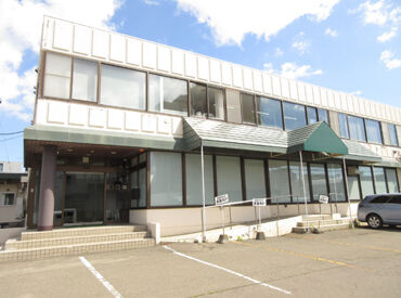 地下鉄二十四軒駅から徒歩7分◎
家が近いスタッフが自転車通勤している方もいます♪
車通勤の場合も無料の駐車スペースあり！