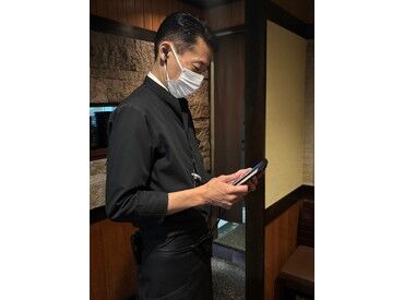 制服は黒を基調としたカッコいいデザイン♪
和の趣あるお店の雰囲気にもぴったりです◎