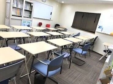 みわ塾 ＼少人数制の個人塾／
「先生、もう1問いい？」と声をかけてくれる生徒たち。
一斉授業と個別フォローどちらもミックスで対応！