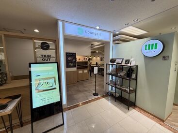 カフェ・コワーキングスペース［Lounge K］ 《コワーキングスペースが併設されたおしゃれな店内》
百貨店内なので落ち着いたお客様が多いお店です♪