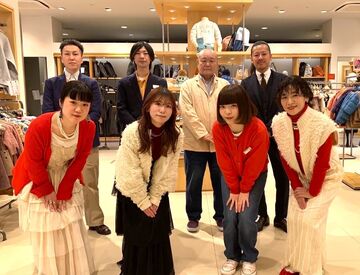 ★未経験大歓迎★
『これかわいいですよね』
まずはお客様と楽しくお喋りからスタート♪
先輩スタッフがしっかりフォローします