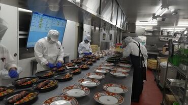 お寿司屋さんやレストラン働いていた方やなど…
活躍中の社員の経験はさまざまです！
高収入スタート◎さらに昇給もあります☆