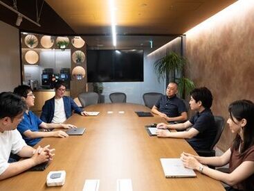 【駅近＆オフィス環境も◎】
オフィスにはコーヒー、ココア、お茶などの
無料ドリンクがあり快適な環境！
（打ち合わせの様子）