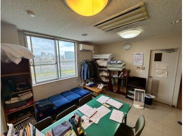 平安祭典本部 こちらは待機場所の写真です。
窓からは桜や川も見れます。
待機している間はゆっくりくつろいでくださいね♪