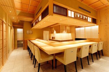 江戸前鮨 英（はなぶさ） ＜絶品のまかないをご用意＞
絶品お寿司やお刺身が無料で味わえる◎
普段はなかなか食べれないのでバイトの特権です！