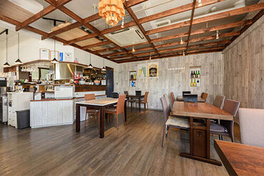 スタイリッシュでカフェのような
オシャレな雰囲気の店内で働ける♪
店内は28席なので、そこまでバタバタと動きまわらなくてOK◎