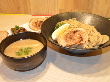 調理補助はトッピングを乗せるだけ!
おいしいまかないも食べられます☆