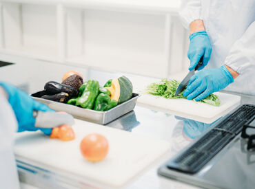 野菜のカット・盛り付け・皿洗いなど
難しいお仕事はありませんよ！
※画像はイメージ