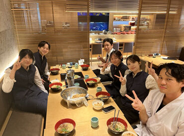 ◆至福のまかないタイム◆
仕事終わりに、皆で談笑しながら食べてます！
メニューが豊富＆日替わりで
さらに無料なので超お得♪