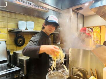 まんかい 天満橋店 ＜20代のスタッフ多数活躍中★＞
食券制だから、オーダー・レジ業務なし♪
接客が初めての方にも低いハードルで安心◎