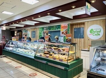 Salad Cafe　青葉台東急フードショー店 オシャレでフレッシュなサラダやお惣菜の販売を通して
たくさんのお客様に"笑顔"をお届けするお仕事です♪
