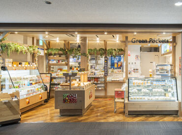Green Pockets 国内線ゲート店 ＼20～40代活躍中！／
新千歳空港内の国内線ゲートにあるお店です♪
未経験・ブランク復帰さんも優しい先輩が丁寧に指導◎