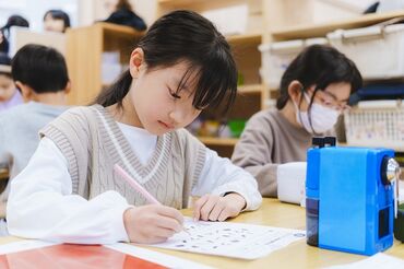 水道第二育成室 未経験/無資格の方も安心◎
こどもたちと一緒に遊ぶことからスタート！
元気なこどもたちと過ごすと
スタッフまで笑顔になれます