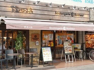 株式会社LEOC　(ブーランジェリーボヌール　栄通り店)/190004 わからないことは近くの先輩スタッフがしっかりサポートします◎
遠慮なく聞いてくださいね！