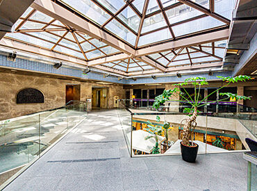 ビルエントランスはこんな感じ♪
伊勢崎長者町駅から徒歩1分と駅チカなのもうれしい◎