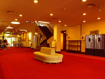 広々としたフロントロビー♪
笑顔でお客様をお迎えしています◎
★髪色自由　★ピアスOK