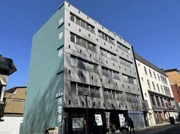 道後温泉から徒歩30秒！
観光地の中心にある温泉宿♪
部屋数の多くない老舗旅館なので
1組1組に丁寧なおもてなしができます★