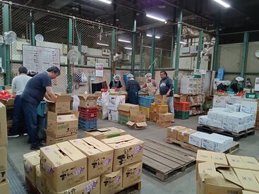 株式会社中西商店 活気あふれる市場でのお仕事！
30～40代のスタッフが活躍中♪
初めての方も丁寧にお教えしますので、ご安心ください！