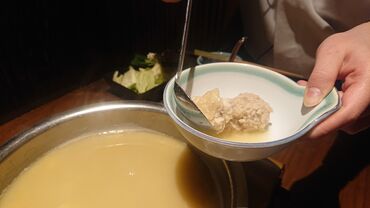 鳥蔵黒船　 佐久平店 【10代~30代のスタッフ活躍中】
スタッフさんの80％が未経験！
まずは先輩と一緒にお仕事を進めていくので
初バイトの方も安心◎