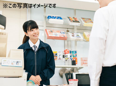 初バイト・コンビニ未経験でも安心♪
レジは全自動なので
計算ミスの心配なし◎
落ち着いた環境で焦らず働けます！