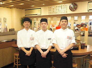 元祖廻る元禄寿司　堺東店 ＜技術が早く身につく環境＞
半年間は先輩が横について丁寧にフォローを行い、
独り立ち後も半年間しっかりサポートします♪