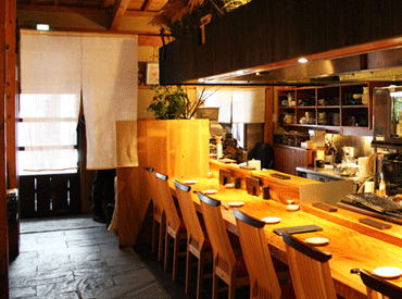 ＼毎日変わる豪華まかない／
絶品の鶏料理はもちろん！
釣りたての魚料理や、中華など
幅広い特製まかないメニューも魅力♪