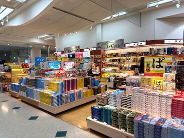 株式会社タイラ空港店 空港内のお土産さんで、残業なしで勤務♪
分からないことはスタッフさんが完全サポート◎