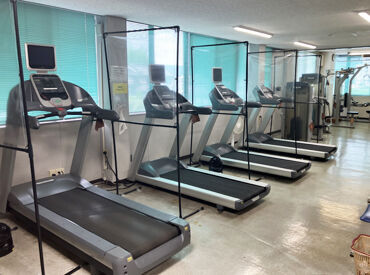 フィットネスクラブでの仕事ですが、
ジムやフィットネスの利用経験がなくても大丈夫！
先輩がしっかり教えます◎