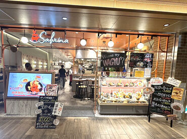 鉄板・串焼き SABRINA　京都ポルタ店 ◆未経験の方も大歓迎!!◆
安心・丁寧な研修サポートでバイトデビューにも◎
全店舗で利用可能なスタッフ特典・割引あり★