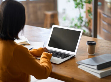 ≪残業はほぼなし！≫定時でしっかり帰れるので
夕飯の準備や保育園・学校のお迎えなど…
仕事終わりの予定も安心です◎