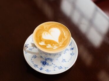 新橋　ツバキカフェ 幅広い年代活躍中♪
テシフトの相談はお気軽にどうぞ！