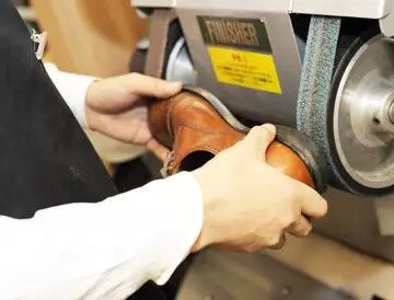 当店は靴の修理やクレンジング&ケア、バッグ修理や合鍵などのトータル的なリペアサービスを行っています♪