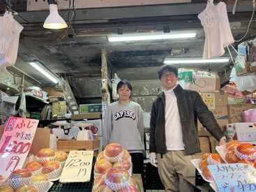 活気あるアメ横で、果物・鮮魚を販売しているお店です。
学生さんから50代まで幅広い年代活躍中です♪
