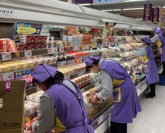 ＼エスポットといえば紫色の制服／
果物や野菜を袋に詰めたり
陳列したり…簡単作業★
未経験でも始めやすい！