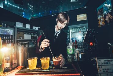 ＼サービススタッフ大募集／
髪色・ピアス・ネイル自由など魅力的な条件が揃ってる♪