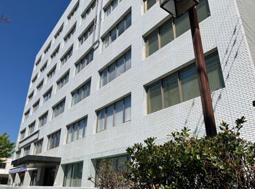 建屋内にローソン併設！
出勤前後や休憩中にすぐ買い物でき、雨の日も外に出ず快適♪