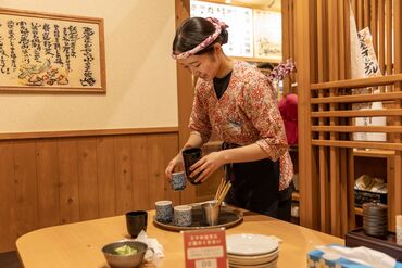 配膳や下げ膳など、お客様に喜ばれるお仕事＊
ピアス＆ネイルOK！
自分らしさ全開で、
毎日ワクワクしながら働きましょう★